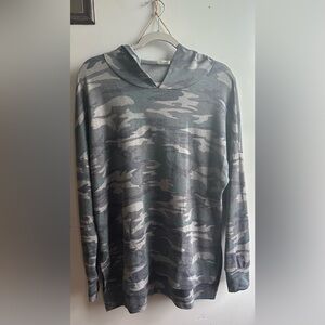 Medium, BKE, lightweight hoodie, camo print.